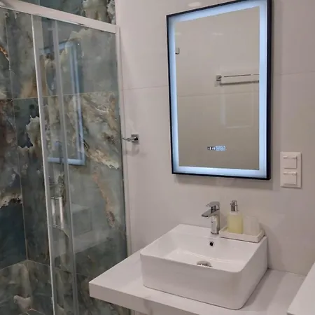 Omega アパート カテリーニ